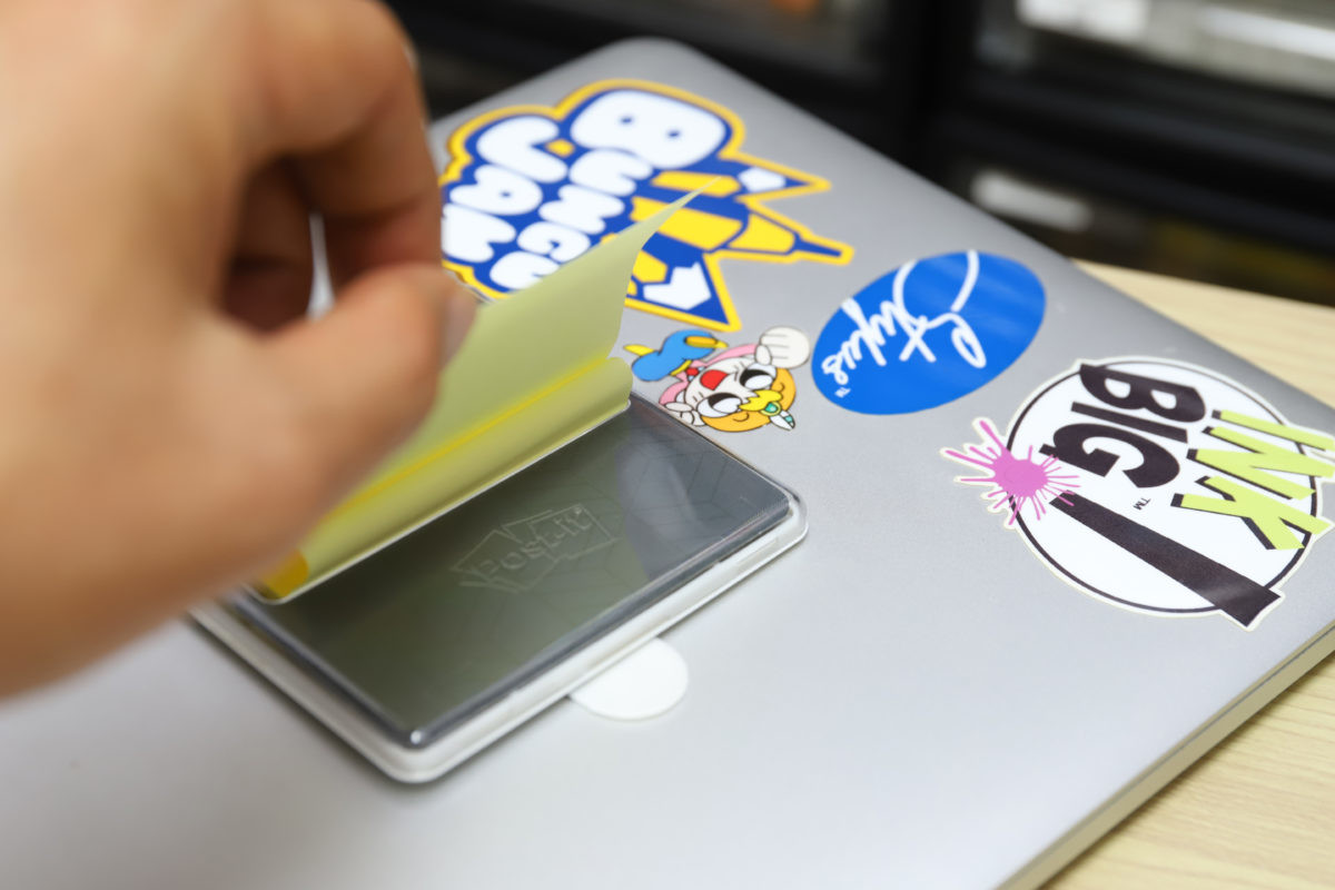 ］↑ノートPCにコマンドタブで貼り付ければ、ポップアップ最大の利点である「片手使用」が可能に。これは便利だ