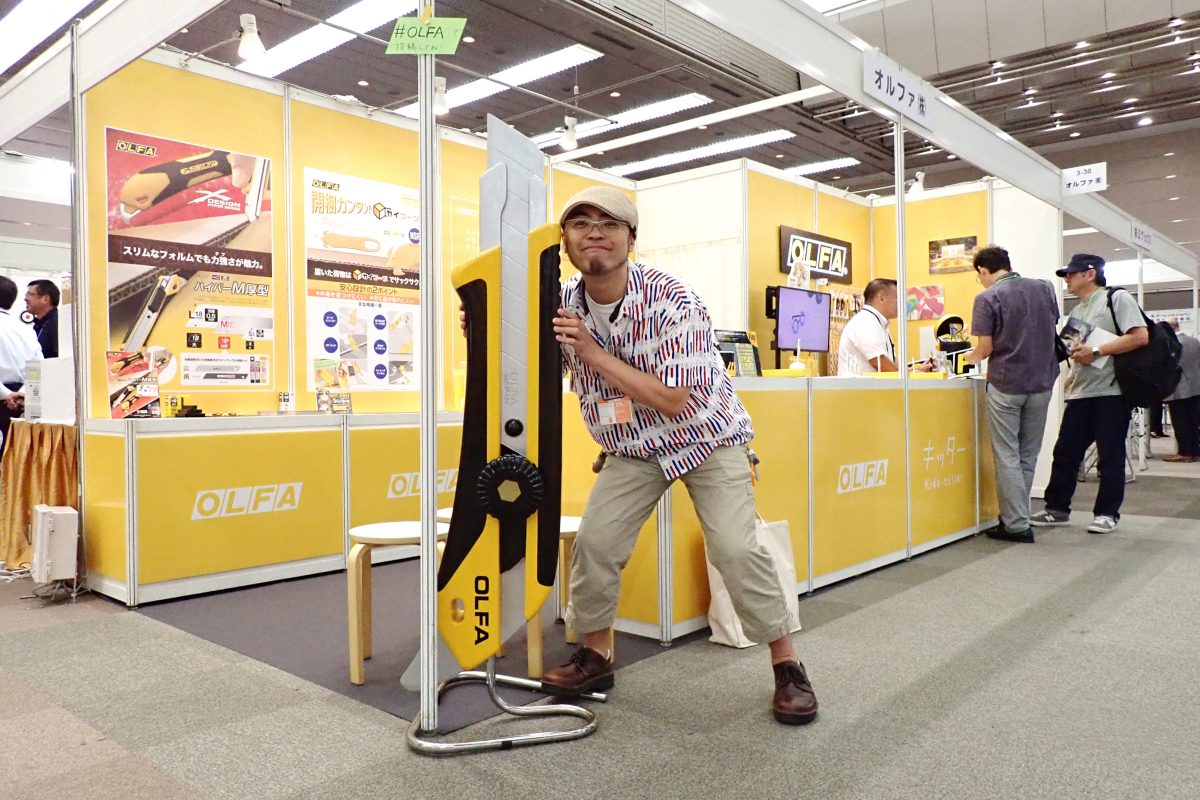 ↑巨大ハイパーL型と写真が撮れるOLFAブース