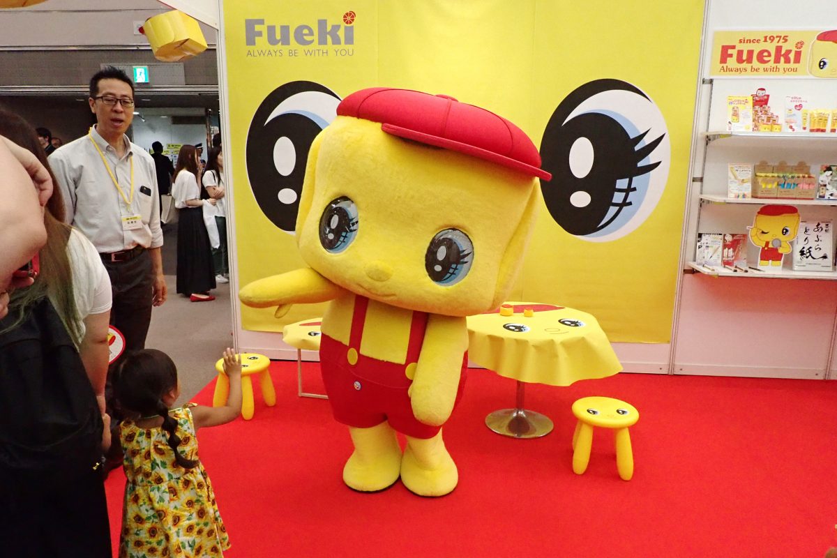 ↑女の子に手を振るフエキくん。動きがいちいちかわいい