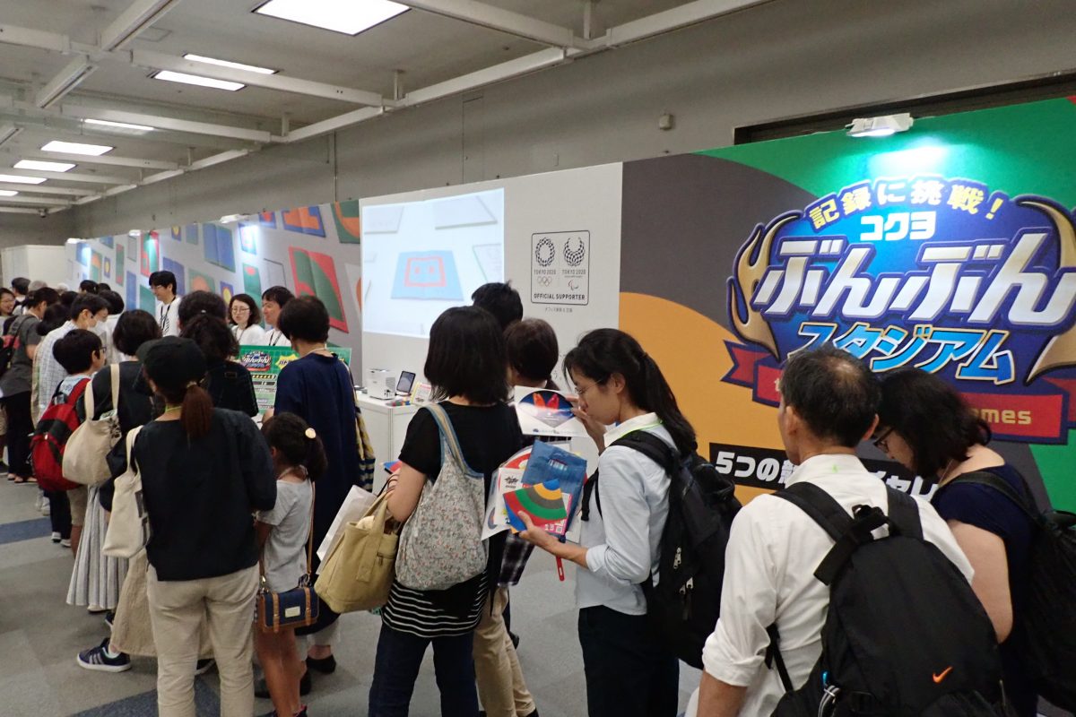↑チャレンジ待ちで長い列ができていたコクヨの「ぶんぶんスタジアム」