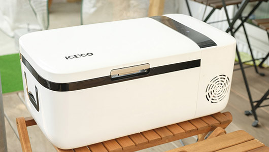 冷凍・冷蔵の“冷やし分け”が便利! しっかり冷やせるポータブルな冷凍冷蔵庫「ICECO」を徹底解説