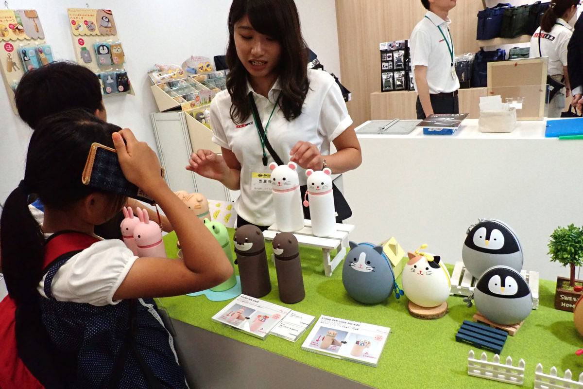 ↑おなじみの可愛いプニラボシリーズ。ふっくら卵形のポーチが会場で人気だった