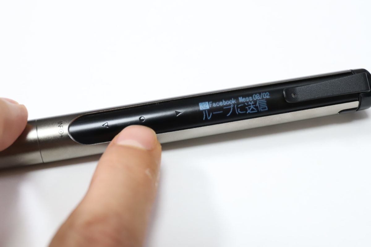 ↑軸上部の液晶画面に、スマホからのプッシュ通知内容をスクロールして表示。操作は画面左のタッチパネルで行う