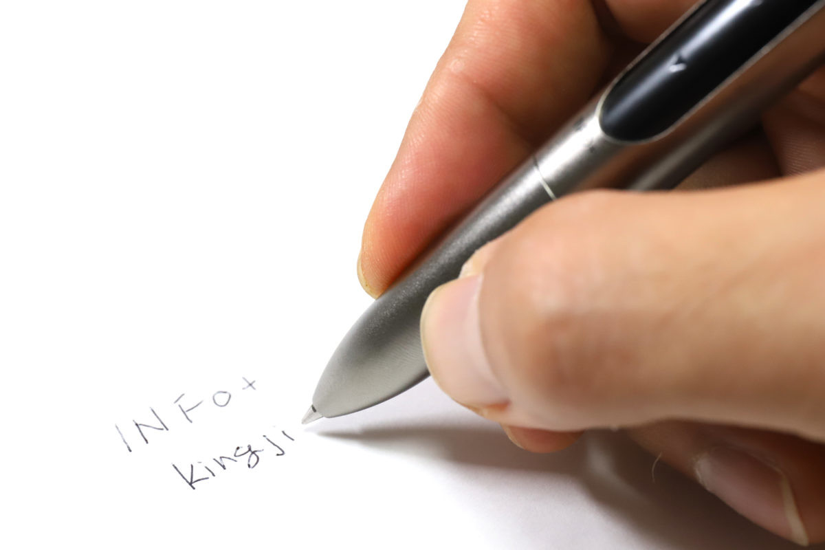 ↑けっこう重いが、書きにくさは感じない。それよりもグリップがやたらすべるので、ローレット加工でもされていると良かっただろう