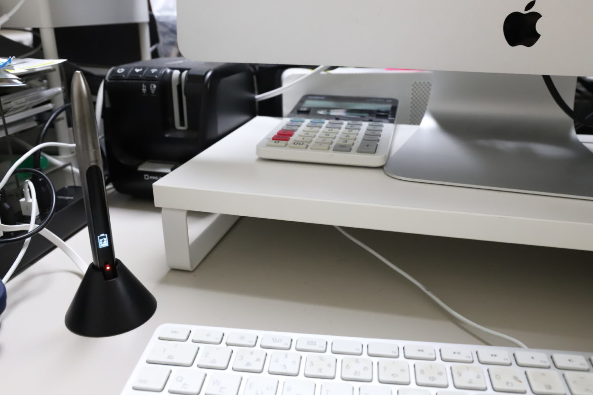 ↑専用スタンドで充電中。この時は強制的に電源がオンになるので、通知が来ると丸見えになってしまう。これもちょっとマズいなーと感じるポイント