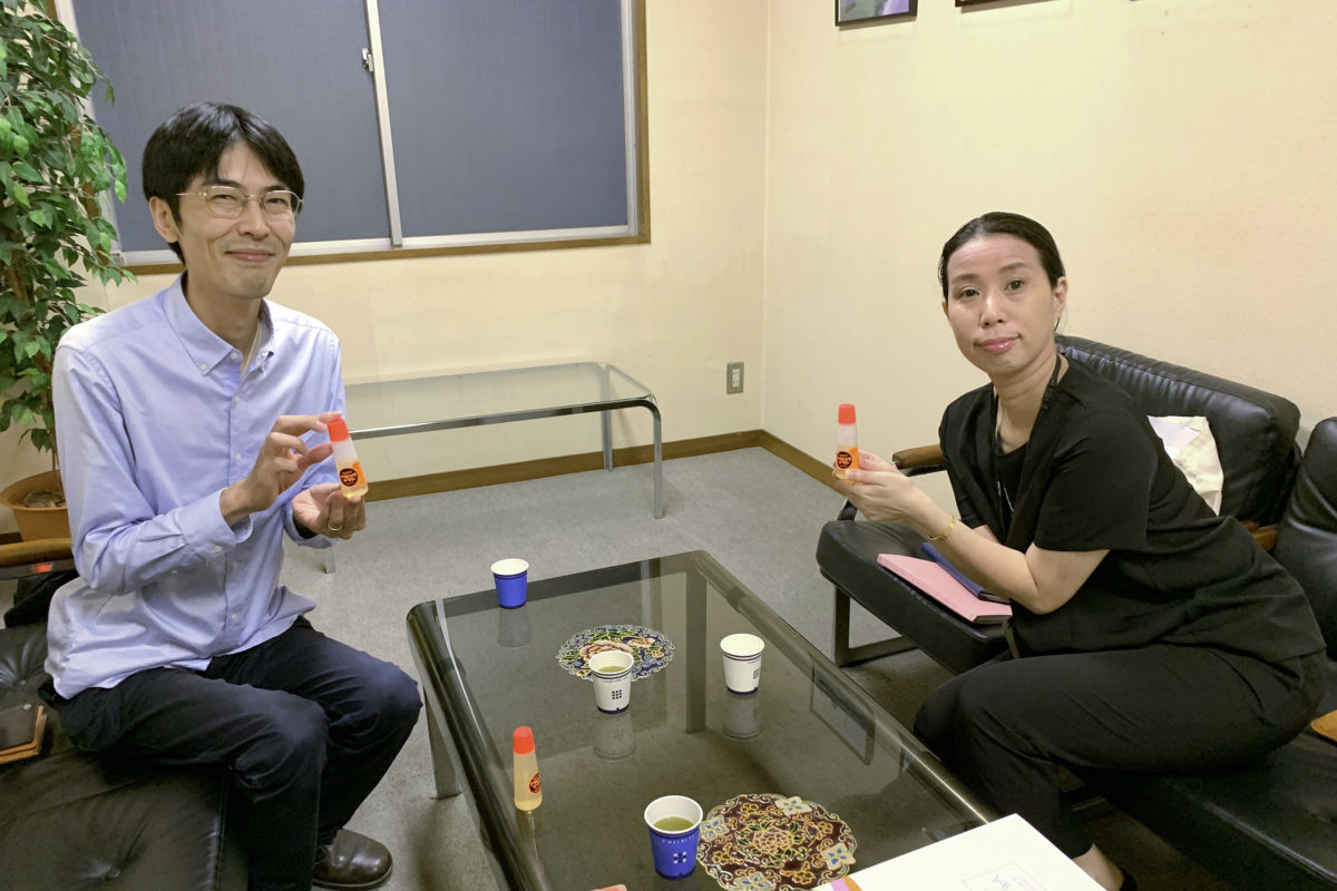 ↑ヤマト本社の会議室にて。高橋さん(左)とヤマト広報の宿谷さん(右)