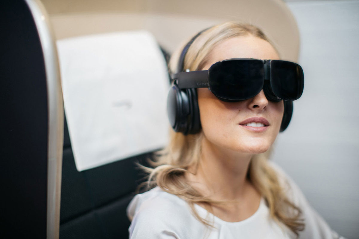 雲の上でも広がる仮想現実! 航空会社の「VR」実験が空の旅を変える
