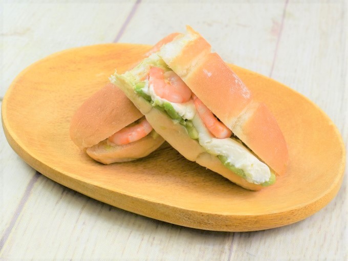驚くほどのプリプリ食感♡ クリーミーな味わいがたまらないセブンの「海老＆アボカド（クリームチーズ入り）」