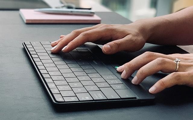 キー表面をなぞるとタッチパッドに変化するキーボードってない？ ……あります、それは「mokibo」です