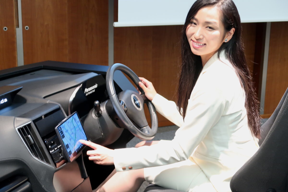 「ストラーダ」新型カーナビは、よりディスプレイがBIGに！しかも驚きの400車種以上に装着可能！！