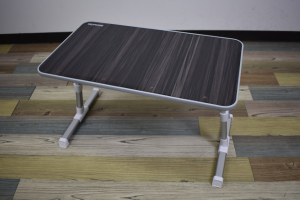 寝そべりながらパソコンがいじれる!? 角度調節が可能な「Multifunctional Laptop Desk」レビュー