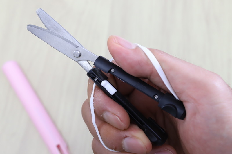 ↑柔らかい樹脂製のベルトハンドル。やや長めだが、指に巻き付けるように握ると安定する