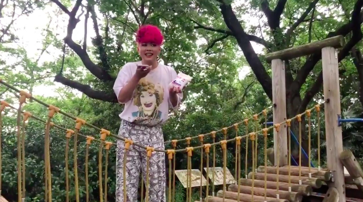 ↑タレントとして活動を広げるぺえさんは、町の公園で、少しハニカミながら２タイプを録音しその場で投稿。個性あふれる美声による「は・か・た・の・しお♪」は必見