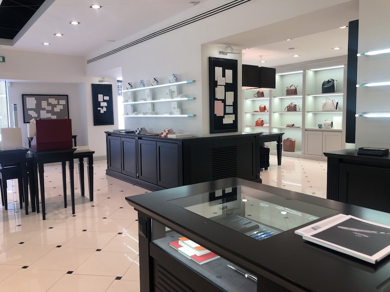 ↑フィレンツェにあるピナイダーの本店。店内には、万年筆やレターセットなどの文房具のほか、バッグやベルトなどの革製品が美しく並べられている