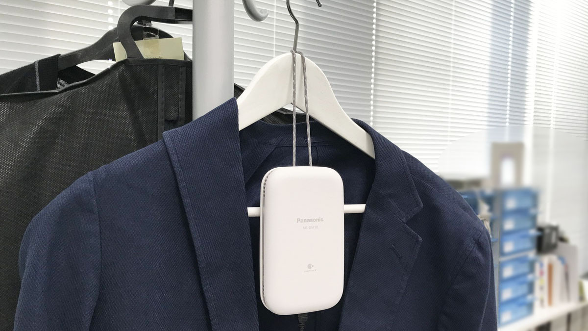 実はみんなが気にしてた「旅先で服がクサイ件」、ついに解決か。ハンガーに掛けるだけでいいコンパクト脱臭機