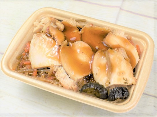 たんぱく質をおいしく確保♪ ジューシーなむね肉を甘じょっぱいタレで味わうセブンの「しっとり国産鶏むね肉のとりめし」