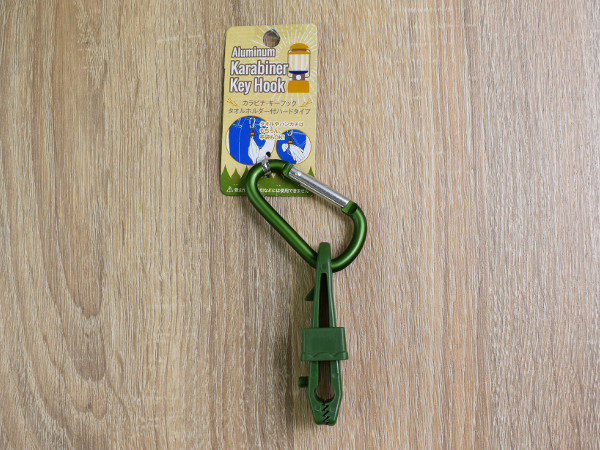 カラビナにタオルを掛けられる!? セリアの「カラビナ・キーフック タオルホルダー付ハードタイプ」はキャッチ力が超強い