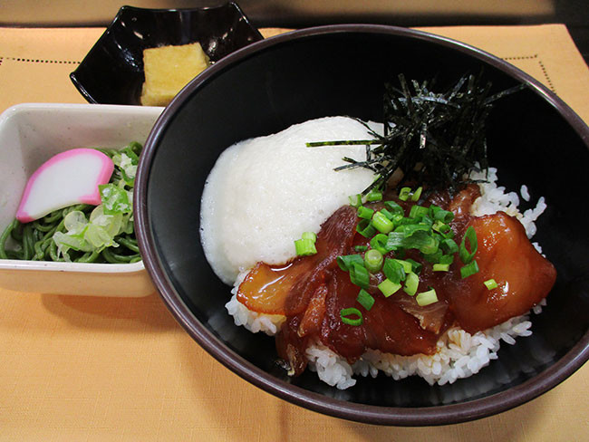 ↑「青山物語」500円（税込）。写真は漬けマグロの山かけ丼、揚げ出し豆腐、茶そば