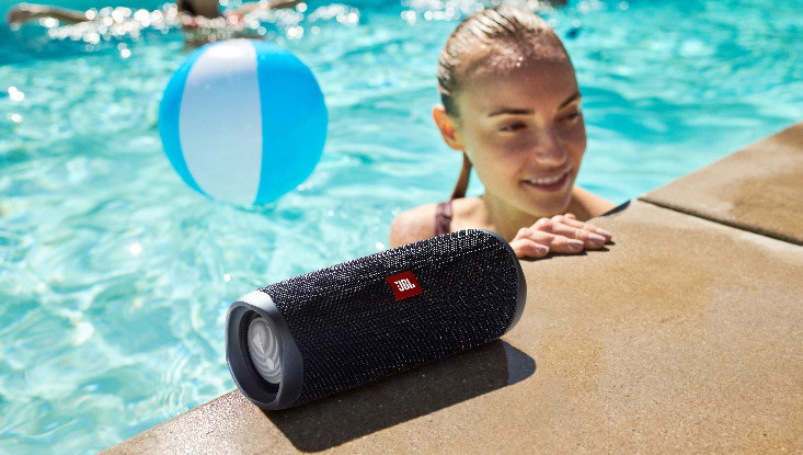 音がパワフルに進化! ペットボトル大の防水ワイヤレススピーカー「JBL FLIP5」