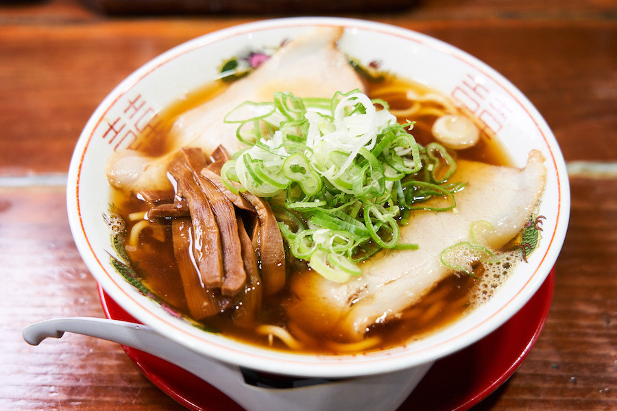 ↑「あっさり」700円。麺は手打ちと細縮れの2種から選べ、後者は「かん水」が入る細麺タイプだが、青森で一般的なのは前者。「つけ麺」800円もある