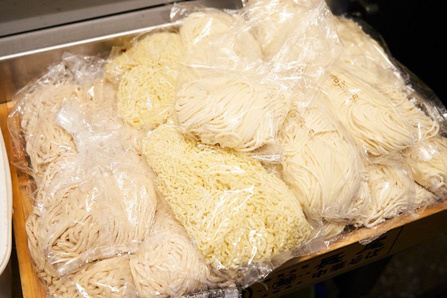 ↑麺は手打ち、細縮れ、中太、極太の4種がメニューごとに用意され、細縮れのみ「かん水」が入る。細縮れ麺が黄色味がかっているのはそのためだ
