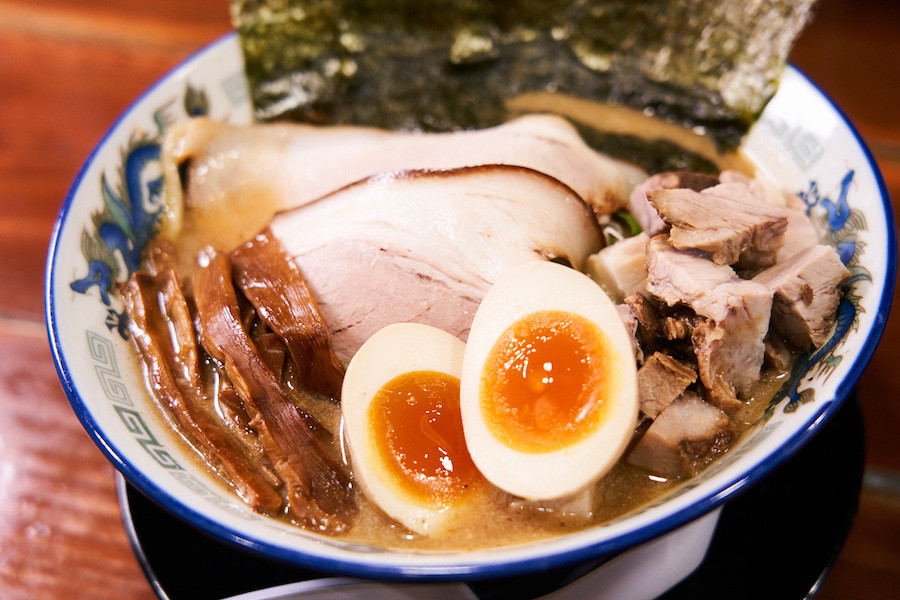 ↑「こく煮干し にぼめしセット」1150円を、手打ち麺でオーダー