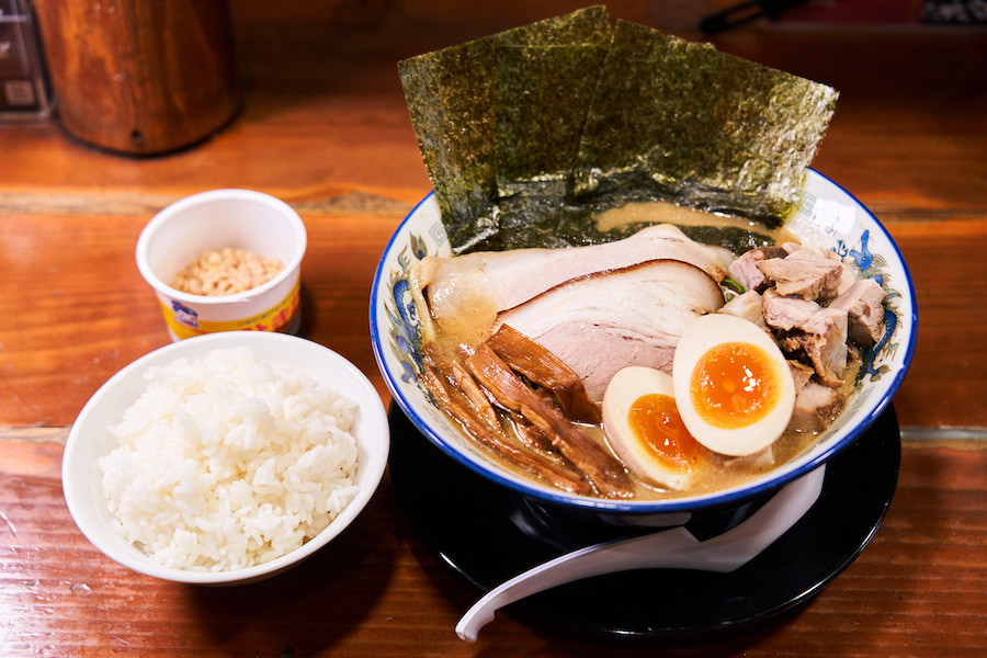 ↑セットの内容は、チャーシューとのりが2枚加わり、さらに角切りチャーシューと味付け玉子がプラス。そして、このスープによく合うひきわり納豆とライスも付く