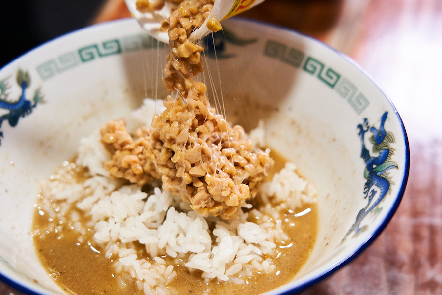 ↑残ったスープにライスとひきわり納豆を投入。意外な組み合わせだと思うが、パンチある煮干しの風味と納豆の香りが超絶マッチング。とろっとしたスープにネバっとした納豆ライスが絡み、煮干しの余韻が全体を包み込んでペロリとたいらげられる