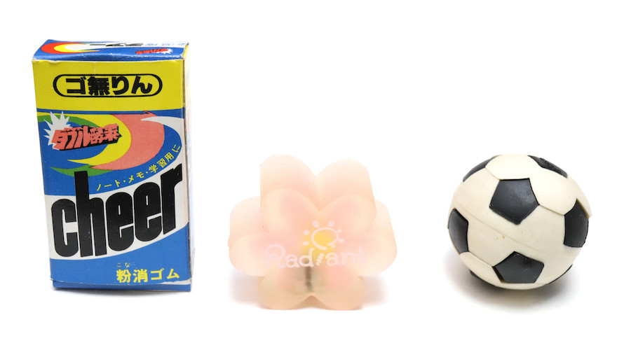 ↑昭和の役に立たない消しゴムたち。こすっても、紙が黒く汚れていくだけだった