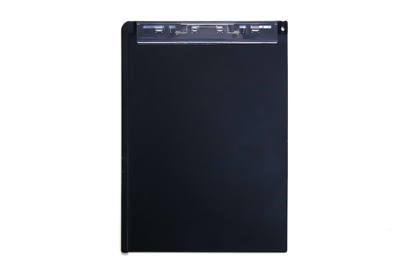 ↑LIHIT LAB.「クリップボード＜スタンド付＞」660円（税別）。クリヤー、茶、黒の3色展開