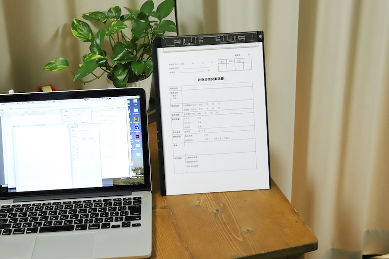 ↑ボードが自立すると、書見台として機能する。書類を見ながらの入力などに便利だ
