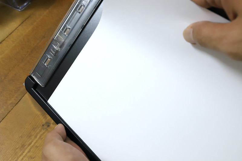 ↑樹脂棒が埋め込まれた“せり出し”は、紙を揃えるのにも使える