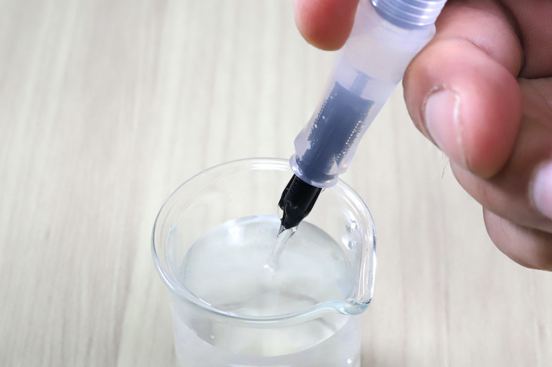 ↑大量の水が出し入れできるので、ペン洗浄も1分あれば完了。速い!