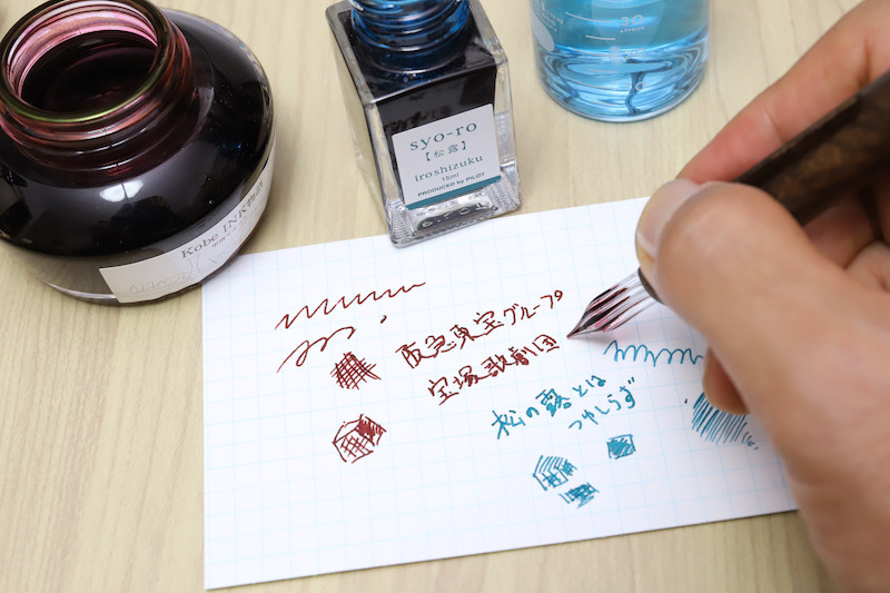 ↑ペン先を水洗いすれば、すぐに別のインクが使えるという手軽さは、つけペンならでは。インク遊びには最適だろう