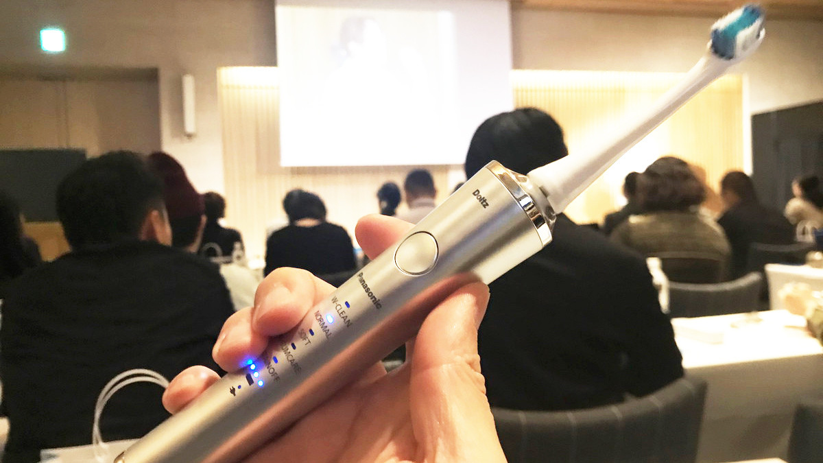 「1本抜けるとゴッソリ」むし歯よりヤバい病気を防ぐには? 「歯の健康シンポジウム」で電動歯ブラシを使ったケアを学ぶ