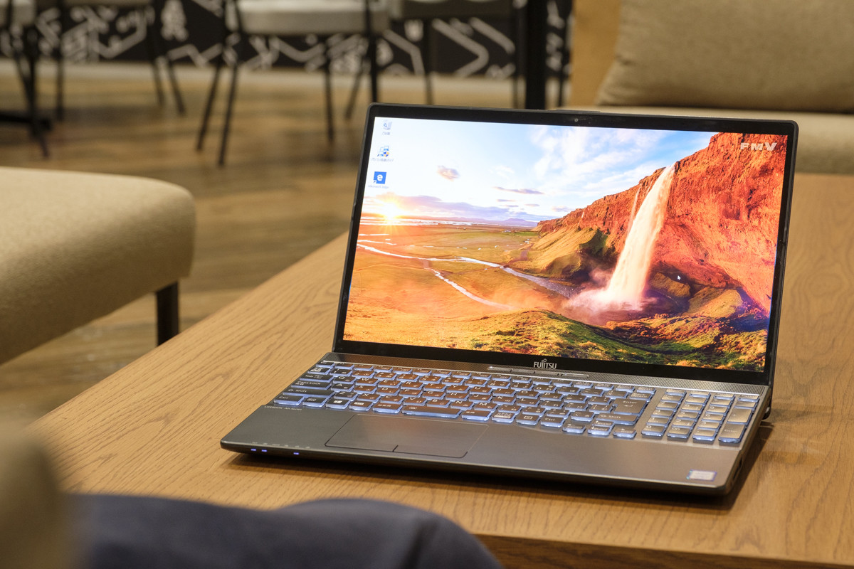 有機ELディスプレイには「高画質」以上のメリットあり！ 富士通の15.6型ノートPC「AH-X」実機レビュー