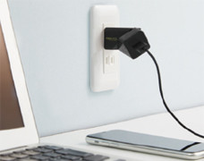 クルッと回せる!? 設置場所に合わせてポートの向きを変えられるUSB AC充電器「REVOL USB CHARGER」
