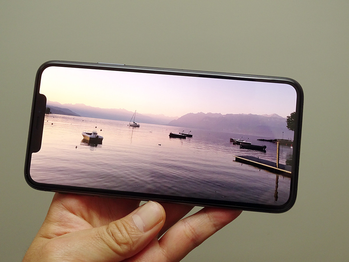 ケース、イヤホン、スピーカーから構え方まで全部伝授! iPhone 11 Pro Maxで動画・音楽を味わい尽くす4つのルール