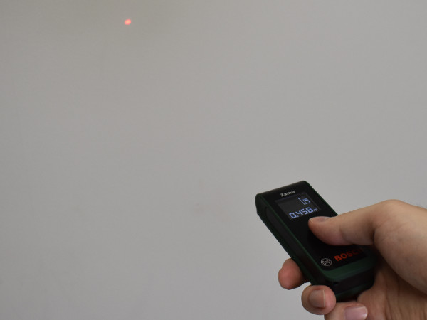 もはやメジャーは不要！ レーザーを壁に照射するだけで距離が測定できる「ZAMO 2」レビュー