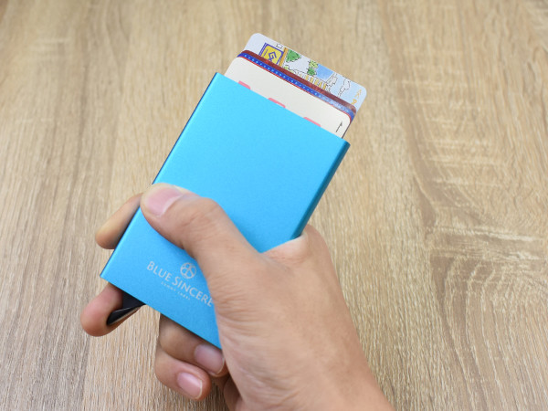 キャッシュレス時代のニューアイテム！ スキミング防止機能を備えた「BLUE SINCERE カードケース」レビュー