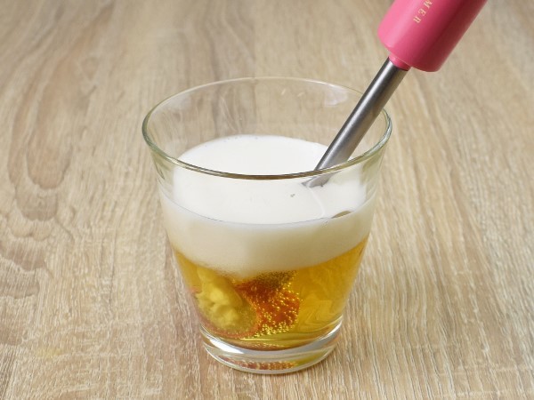 「ビールの超音波泡サーバー」って実際どうなの? ジョッキに挿し込んで使うタイプを試してみた