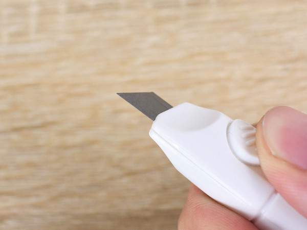 1本あると便利かも？ 持ち運びに超便利な「携帯ミニカッター ペンタイプ」