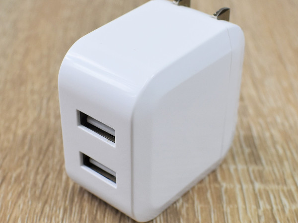 コンセントが足りない時に大活躍！ ダイソーの「USB ACアダプター 2ポート 2.4A」なら同時充電可能