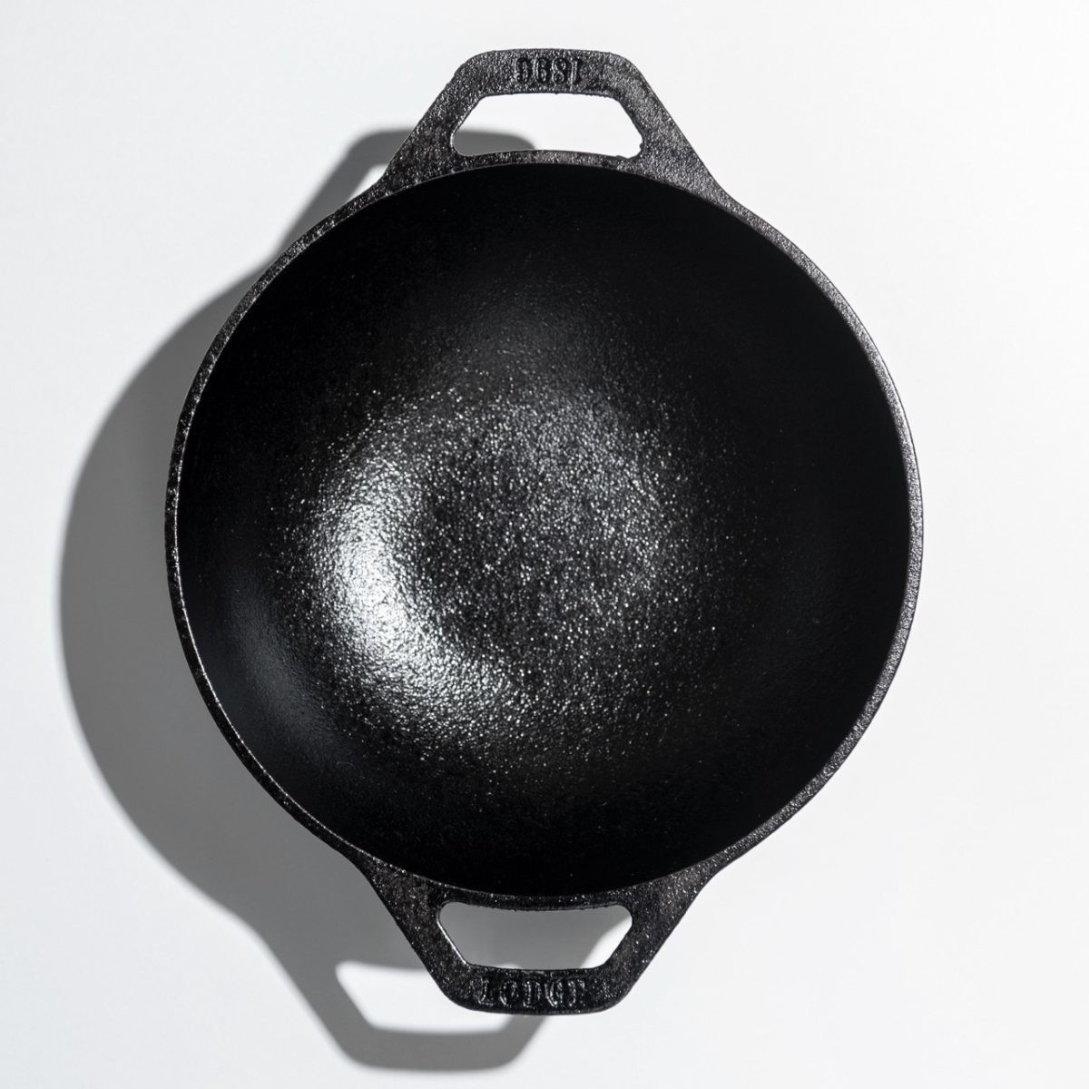 ↑アメリカのアウトドア調理器具メーカー、LODGEにゲットナビが特注した、直径約16cm・深さ約00cm・重量800gのミニ鉄鍋。底がボウルのように丸いため炒め物を返しやすく、深さがあるので煮物や揚げ物もお手の物だ。その形から「ボウルパン」と命名