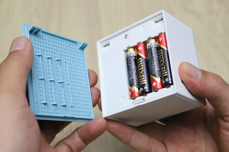 ↑手に持つとこれぐらいのサイズ感。単4形乾電池4本で駆動するので、電源コードを気にせずどこへでも持っていける