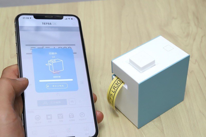 ↑ラベルのデザインができたら、本体の電源を入れて「プリント」ボタンをタップするだけ。面倒なペアリングなど不要だ