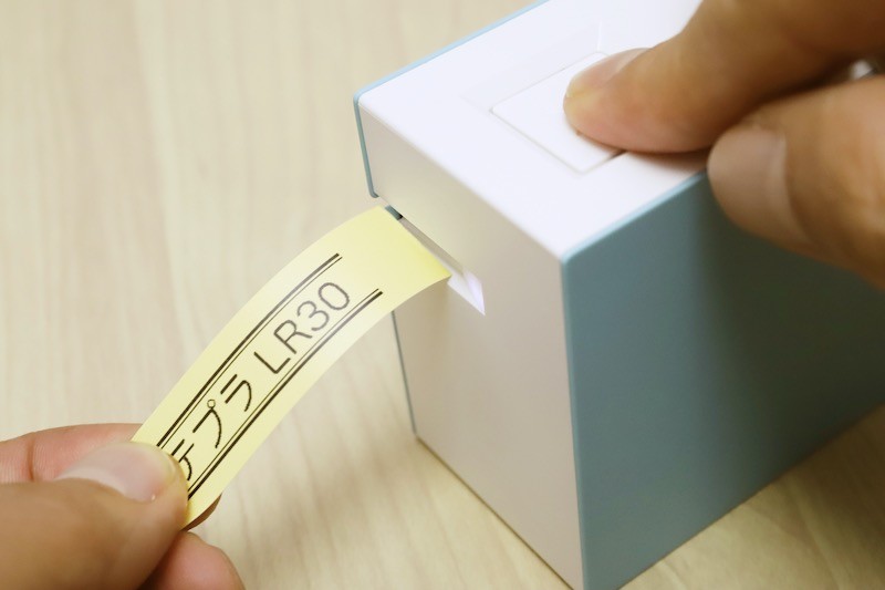 ↑カットボタンは、思い切りよく一気に押し込むのがコツ