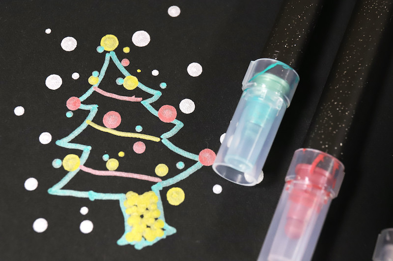 ↑まさにクリスマスカードにうってつけの4色セット。インクの隠蔽力が高いので、黒い紙にもラメが映える