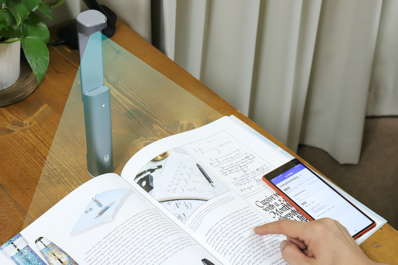 ↑本や書類の天側に立てることで広範囲をスキャンし、指さした英単語を認識する(写真はイメージ)