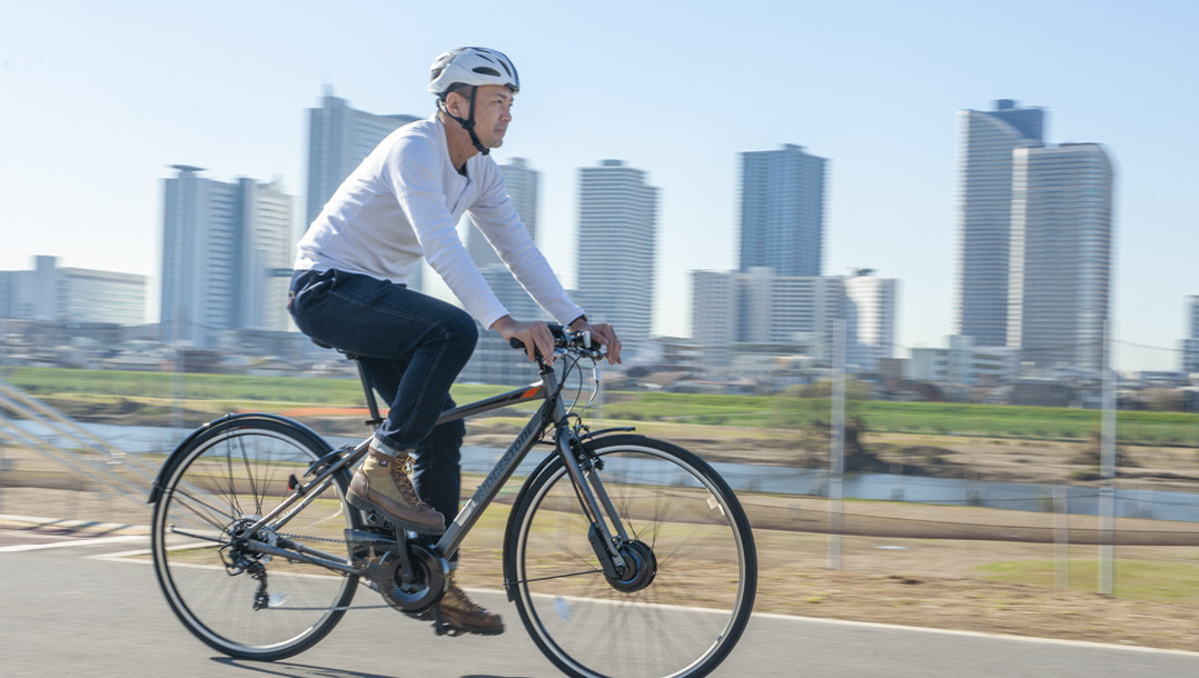 クロスバイク×電動アシスト×実用装備が「通勤自転車」の最適解でした! 最大130km走行可能な「TB1e」を濃厚レビュー